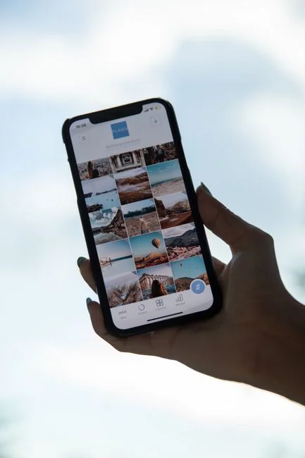 Un utilisateur d’ordinateur portable parcourant des sites de photos de stock. Travail de freelance dans un cadre chaleureux.
